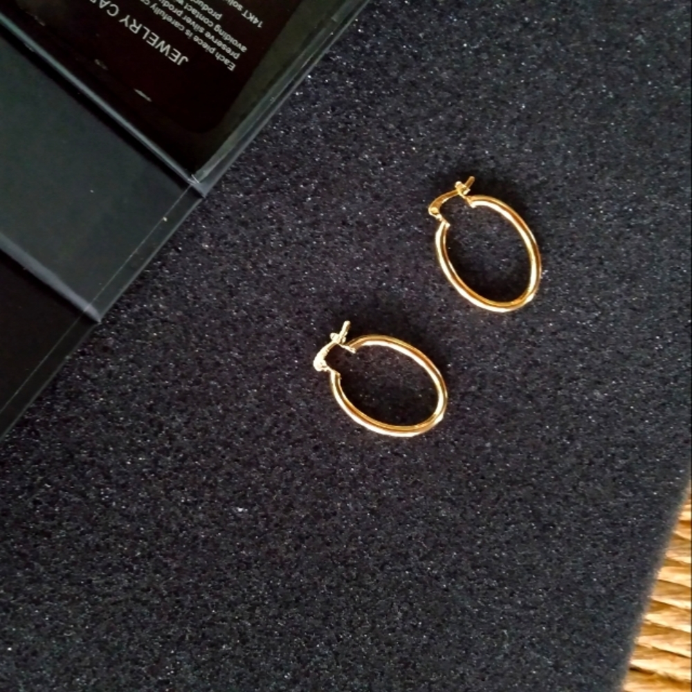 Gorgeous 18k 1 inch oval hoop earrings